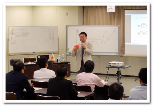 講演研修の様子：ストレスとは何かを説明