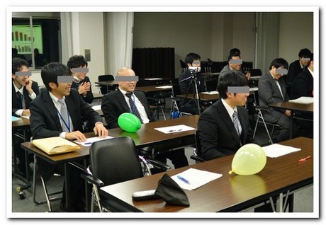 講演研修で笑いがある様子