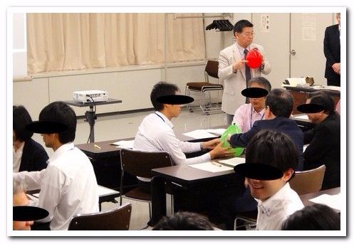 講演研修の様子：ストレスの疑似体験を通して実感してもらう