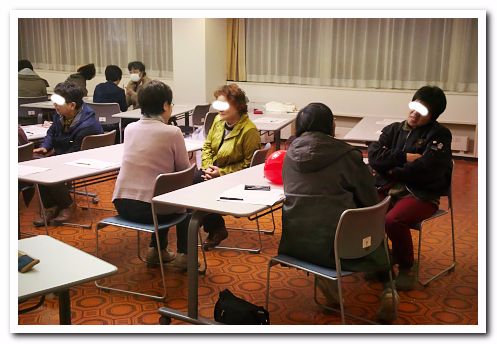 モデリングの後は実習です。話を聴く態度によって「話し手」の気持ちを知る。腕を組んで話を聴くと威圧感などを感じてしまう「話し手」もいる。敢えてこういう態度をしてもらってる。これもコミュニケーションのトレーニングになります。