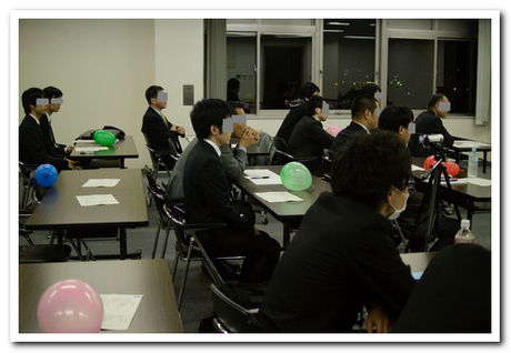 講演研修でストレスの説明を聞いている様子