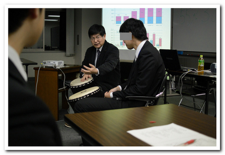 講演研修で音楽療法の体験の様子