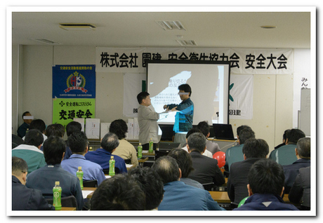 講演研修で力を抜く方法をレクチャーしている様子