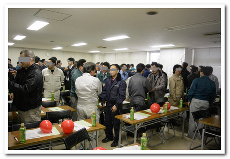 二人一組で力を抜く練習の様子